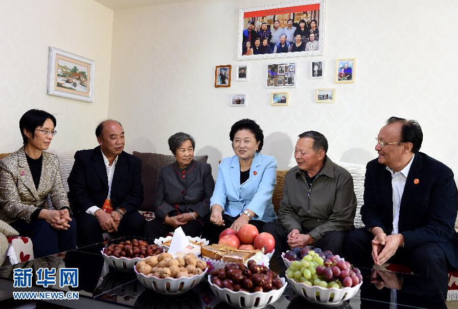 9月27日，中共中央政治局委員、國務(wù)院副總理、中央代表團副團長劉延?xùn)|率中央代表團分團，帶著黨中央、國務(wù)院的親切關(guān)懷和全國各族人民的深切情誼，來到和田地區(qū)、阿克蘇地區(qū)慰問各族干部群眾，并祝賀大家中秋節(jié)快樂。這是劉延?xùn)|來到新疆生產(chǎn)建設(shè)兵團第一師五團團場退休職工包春祥家中慰問。新華社記者 張領(lǐng) 攝