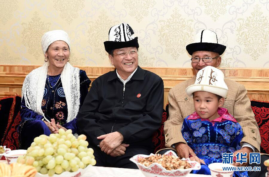9月28日，中共中央政治局常委、全國政協主席、中央代表團團長俞正聲率中央代表團部分成員赴祖國最西端的新疆克孜勒蘇柯爾克孜自治州看望慰問各族干部群眾。這是俞正聲來到阿圖什市光明街道辦事處團結路社區(qū)看望柯爾克孜族居民。新華社記者 饒愛民 攝