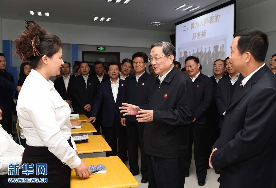 9月28日，中共中央政治局常委、全國政協主席、中央代表團團長俞正聲率中央代表團部分成員赴祖國最西端的新疆克孜勒蘇柯爾克孜自治州看望慰問各族干部群眾。這是俞正聲來到克州雙語師資培訓學校，與老師、學員交流談心。新華社記者 饒愛民 攝