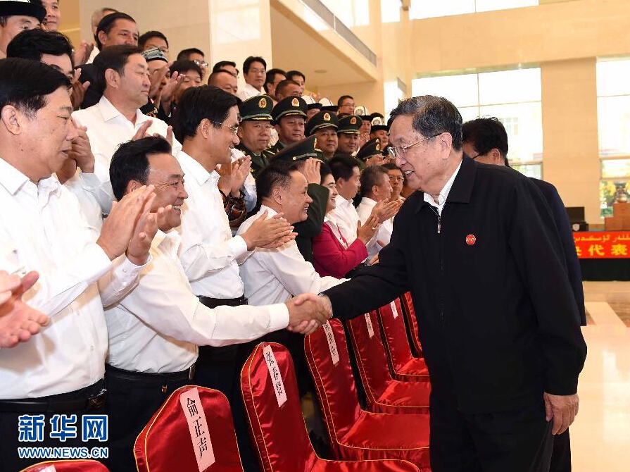 9月28日，中共中央政治局常委、全國政協主席、中央代表團團長俞正聲率中央代表團部分成員赴祖國最西端的新疆克孜勒蘇柯爾克孜自治州看望慰問各族干部群眾。這是俞正聲接見克州有關負責同志、各界人士代表和援疆干部代表。新華社記者 饒愛民 攝