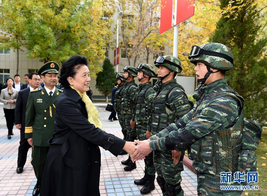 9月28日，中共中央政治局委員、國(guó)務(wù)院副總理、中央代表團(tuán)副團(tuán)長(zhǎng)劉延?xùn)|率中央代表團(tuán)分團(tuán)赴阿克蘇地區(qū)、伊犁哈薩克自治州慰問(wèn)，與各族干部群眾共度節(jié)日、共享歡樂(lè)。這是劉延?xùn)|在伊犁武警8660部隊(duì)駐地慰問(wèn)官兵。新華社記者張領(lǐng)攝