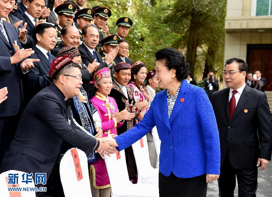 9月28日，中共中央政治局委員、國(guó)務(wù)院副總理、中央代表團(tuán)副團(tuán)長(zhǎng)劉延?xùn)|率中央代表團(tuán)分團(tuán)赴阿克蘇地區(qū)、伊犁哈薩克自治州慰問(wèn)，與各族干部群眾共度節(jié)日、共享歡樂(lè)。這是劉延?xùn)|接見(jiàn)伊犁黨政軍負(fù)責(zé)同志和各族各界人士、先進(jìn)模范、援疆干部代表等。新華社記者張領(lǐng)攝