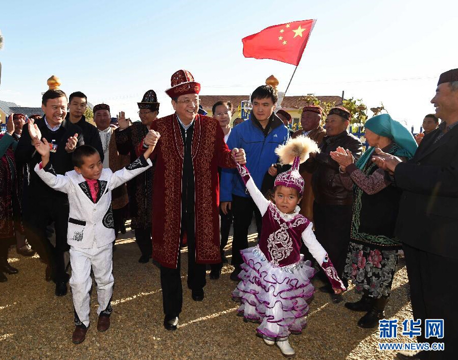 9月29日，中共中央政治局常委、全國政協(xié)主席、中央代表團(tuán)團(tuán)長俞正聲率中央代表團(tuán)部分成員赴阿勒泰地區(qū)看望各族干部群眾。這是俞正聲來到布爾津縣也拉曼牧民定居新村看望哈薩克族牧民。新華社記者 高潔 攝