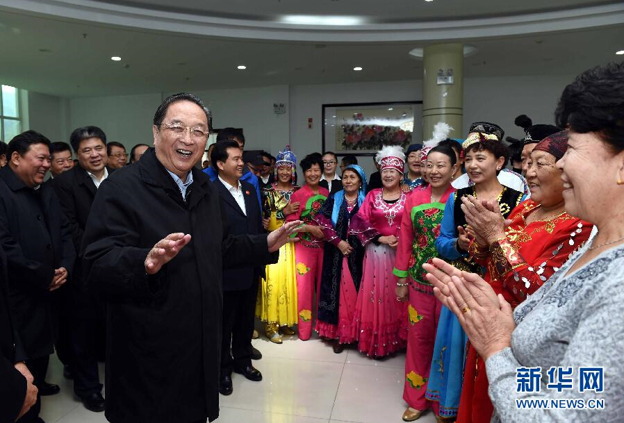 9月29日，中共中央政治局常委、全國政協(xié)主席、中央代表團(tuán)團(tuán)長俞正聲率中央代表團(tuán)部分成員赴阿勒泰地區(qū)看望各族干部群眾。這是俞正聲來到阿勒泰地區(qū)老年人活動(dòng)中心慰問群眾。新華社記者 饒愛民 攝