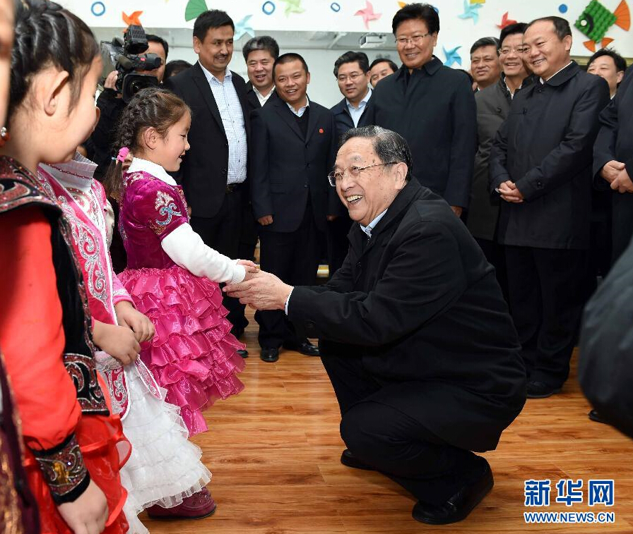 9月29日，中共中央政治局常委、全國政協(xié)主席、中央代表團(tuán)團(tuán)長俞正聲率中央代表團(tuán)部分成員赴阿勒泰地區(qū)看望各族干部群眾。這是俞正聲來到布爾津縣也拉曼牧民定居新村幼兒園，同小朋友交流。新華社記者 饒愛民 攝