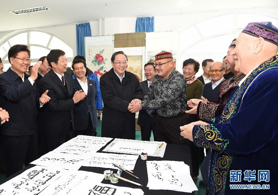 9月29日，中共中央政治局常委、全國政協(xié)主席、中央代表團(tuán)團(tuán)長俞正聲率中央代表團(tuán)部分成員赴阿勒泰地區(qū)看望各族干部群眾。這是俞正聲來到阿勒泰地區(qū)老年人活動(dòng)中心，觀看老同志書畫展，同老同志親切交談。新華社記者 高潔 攝
