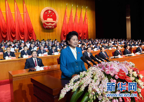 10月1日，慶祝中華人民共和國(guó)成立66周年暨新疆維吾爾自治區(qū)成立60周年大會(huì)在新疆人民會(huì)堂隆重舉行。這是中共中央政治局委員、國(guó)務(wù)院副總理、中央代表團(tuán)副團(tuán)長(zhǎng)劉延?xùn)|宣讀中共中央、全國(guó)人大常委會(huì)、國(guó)務(wù)院、全國(guó)政協(xié)、中央軍委關(guān)于慶祝新疆維吾爾自治區(qū)成立60周年的賀電。新華社記者 饒愛(ài)民 攝 