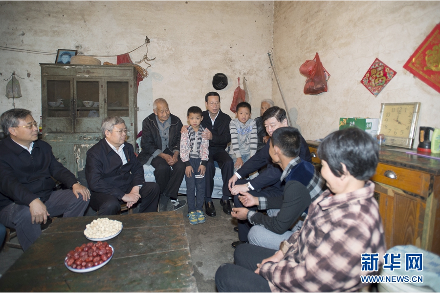 10月22日至23日，中共中央政治局常委、國務(wù)院副總理張高麗在山東調(diào)研扶貧工作情況。這是10月22日，張高麗在菏澤市巨野縣田莊鎮(zhèn)后屯村入戶看望生活困難村民。 新華社記者 王曄 攝