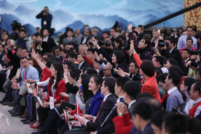 3月15日，國(guó)務(wù)院總理李克強(qiáng)在北京人民大會(huì)堂與中外記者見(jiàn)面，并回答記者提問(wèn)。這是記者舉手爭(zhēng)取提問(wèn)機(jī)會(huì)。 新華社記者 才揚(yáng) 攝