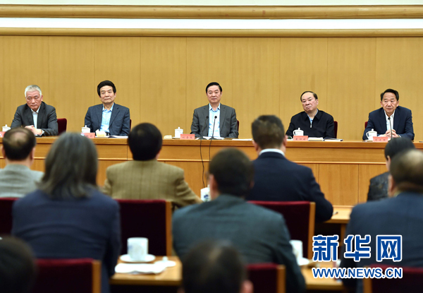 4月8日，中共中央政治局委員、中央書記處書記、中宣部部長劉奇葆在北京同講好中國故事專家學(xué)者、文化交流使者研討班學(xué)員座談。 新華社記者李濤 攝