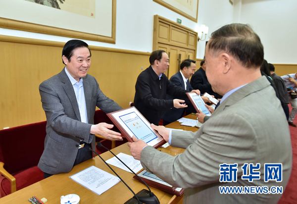 4月8日，中共中央政治局委員、中央書記處書記、中宣部部長劉奇葆在北京同講好中國故事專家學(xué)者、文化交流使者研討班學(xué)員座談。這是劉奇葆在座談會(huì)上向獲得講好中國故事文化交流使者稱號(hào)的代表頒發(fā)證書。新華社記者 李濤 攝