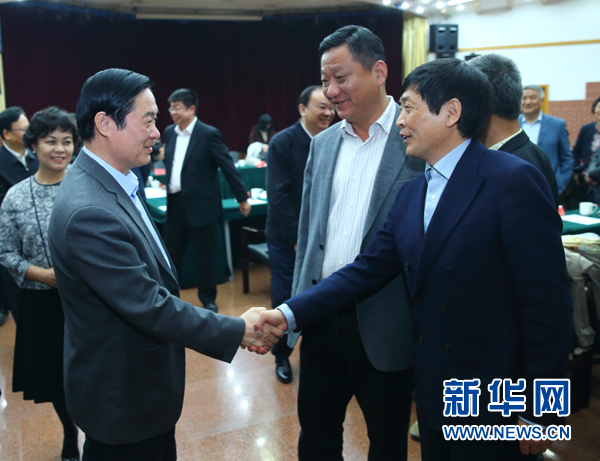 4月12日，中共中央政治局委員、中央書記處書記、中宣部部長劉奇葆在北京出席“走向世界的中國兒童文學(xué)”座談會(huì)并講話。這是座談會(huì)后，劉奇葆與國際安徒生獎(jiǎng)獲得者、兒童文學(xué)作家曹文軒握手。新華社記者丁海濤攝