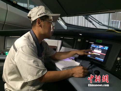 中車青島四方機車車輛股份有限公司高鐵調(diào)試高級技師周勇在演示調(diào)試過程。中新網(wǎng) 邱宇 攝