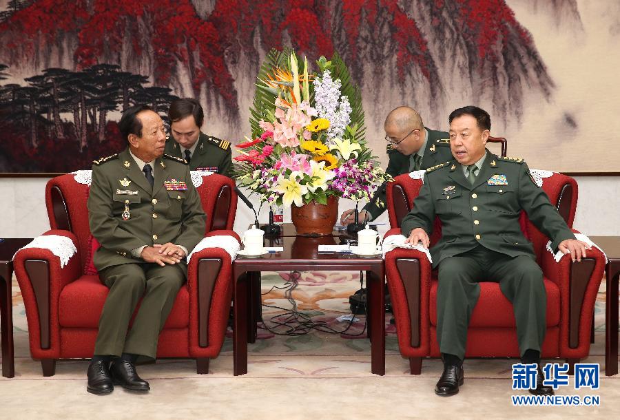 10月13日，中央軍委副主席范長龍在北京會見柬埔寨王國副首相兼國防大臣迪班。 新華社記者 馬占成 攝 