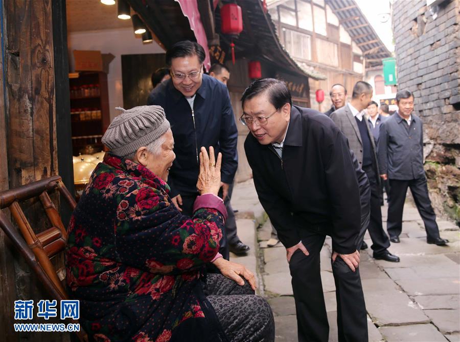 這是11月21日，張德江在宜賓李莊鎮(zhèn)同濟社區(qū)與居民親切交談。 新華社記者 劉衛(wèi)兵 攝 