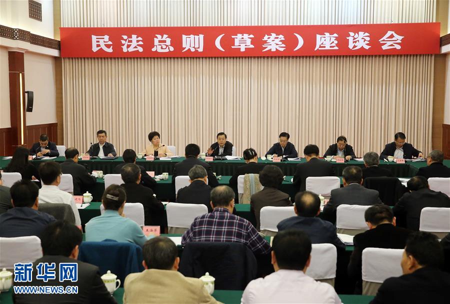 這是11月23日，張德江在成都主持召開座談會，11個?。▍^(qū)、市）人大常委會負責同志、部分全國人大代表、法律工作者及專家學者參加會議。新華社記者 劉衛(wèi)兵 攝 