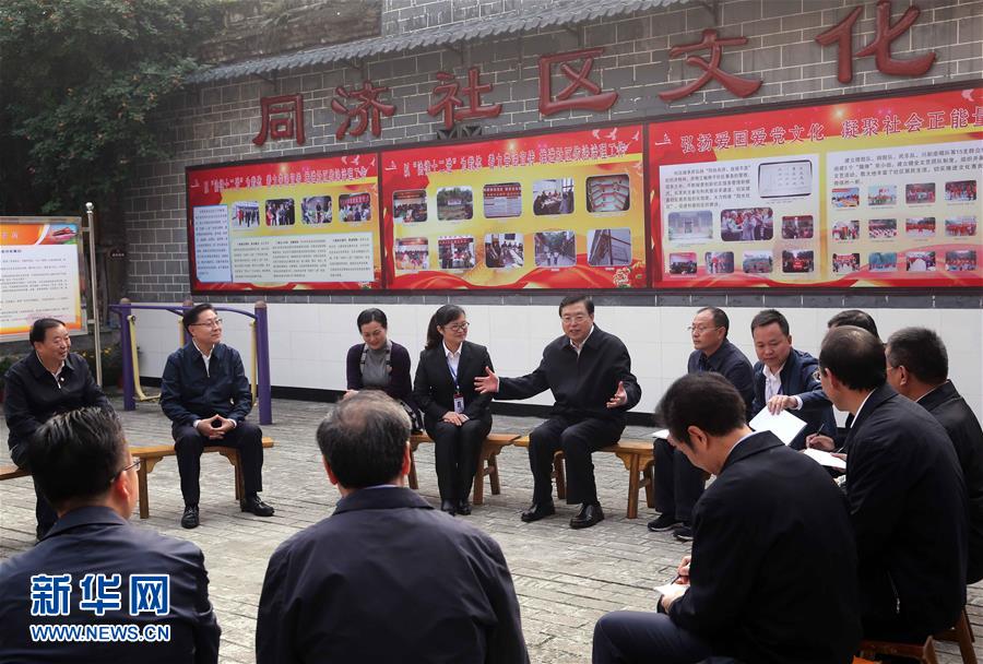 這是11月21日，張德江來到宜賓李莊鎮(zhèn)同濟社區(qū)，了解社區(qū)的工作情況。 新華社記者 劉衛(wèi)兵 攝 