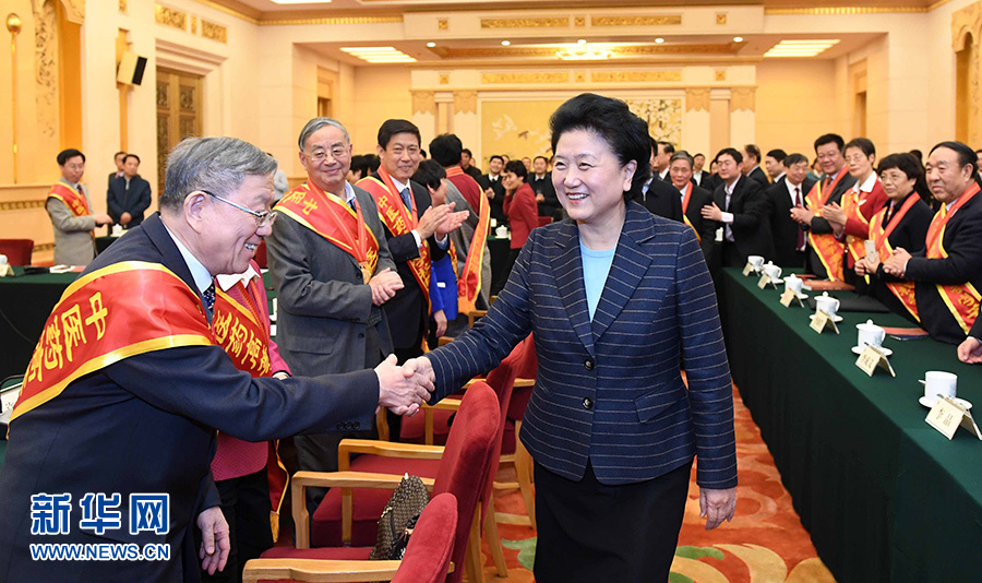 12月29日，中共中央政治局委員、國(guó)務(wù)院副總理劉延?xùn)|在北京與中醫(yī)藥高等學(xué)校教學(xué)名師座談。這是座談會(huì)前，劉延?xùn)|與獲得表彰的教師握手。新華社記者 張鐸 攝