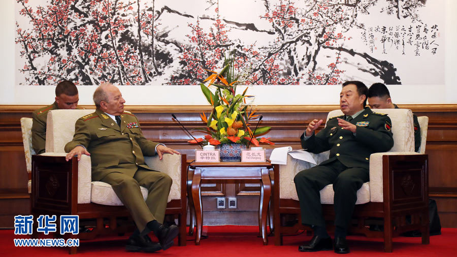3月28日，中央軍委副主席范長龍在北京釣魚臺國賓館會見來華訪問的古巴革命武裝力量部部長萊奧波爾多·辛特拉。 新華社發(fā)（劉芳 攝） 