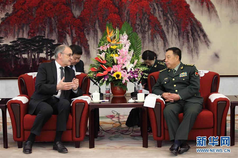 3月31日，中央軍委副主席范長龍?jiān)诒本?huì)見來訪的瑞士國防、民防和體育部長帕莫蘭。 新華社記者 劉芳 攝