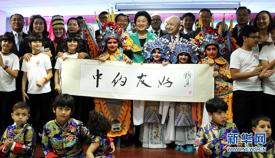 4月20日，在約旦首都安曼，中國(guó)國(guó)務(wù)院副總理劉延?xùn)|（中）考察TAG孔子學(xué)院。 新華社記者林曉蔚攝