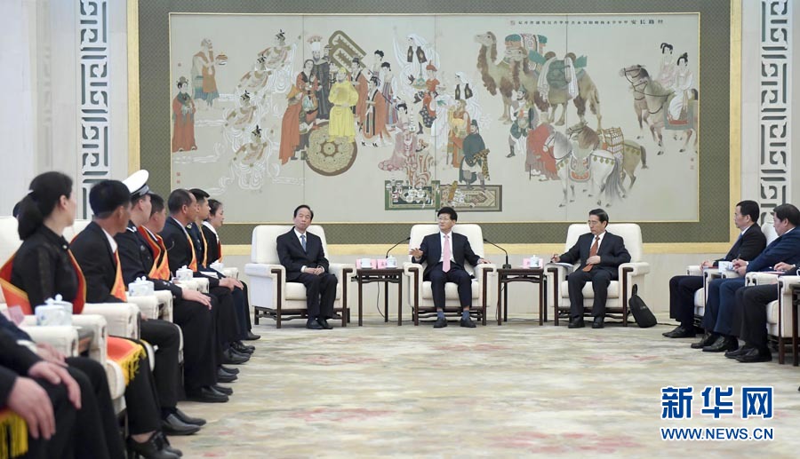 4月24日，第十三屆全國(guó)見(jiàn)義勇為英雄模范表彰大會(huì)在北京人民大會(huì)堂召開(kāi)。會(huì)前，中共中央政治局委員、中央政法委書記孟建柱與見(jiàn)義勇為英雄模范及家屬代表座談。國(guó)務(wù)委員、公安部部長(zhǎng)郭聲琨出席座談會(huì)并在表彰大會(huì)上講話。新華社記者 張鐸 攝