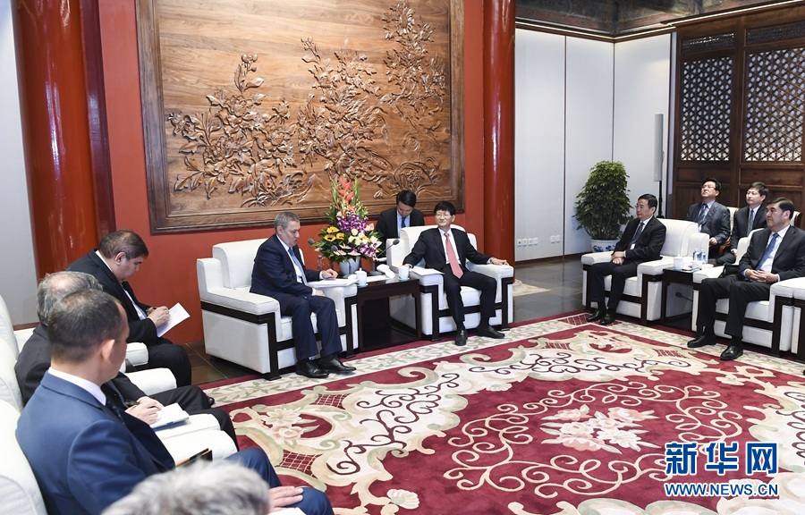 4月27日，中共中央政治局委員、中央政法委書(shū)記孟建柱在北京同烏茲別克斯坦副總理阿齊莫夫舉行中烏政府間合作委員會(huì)雙方主席會(huì)晤。新華社記者 張領(lǐng) 攝
