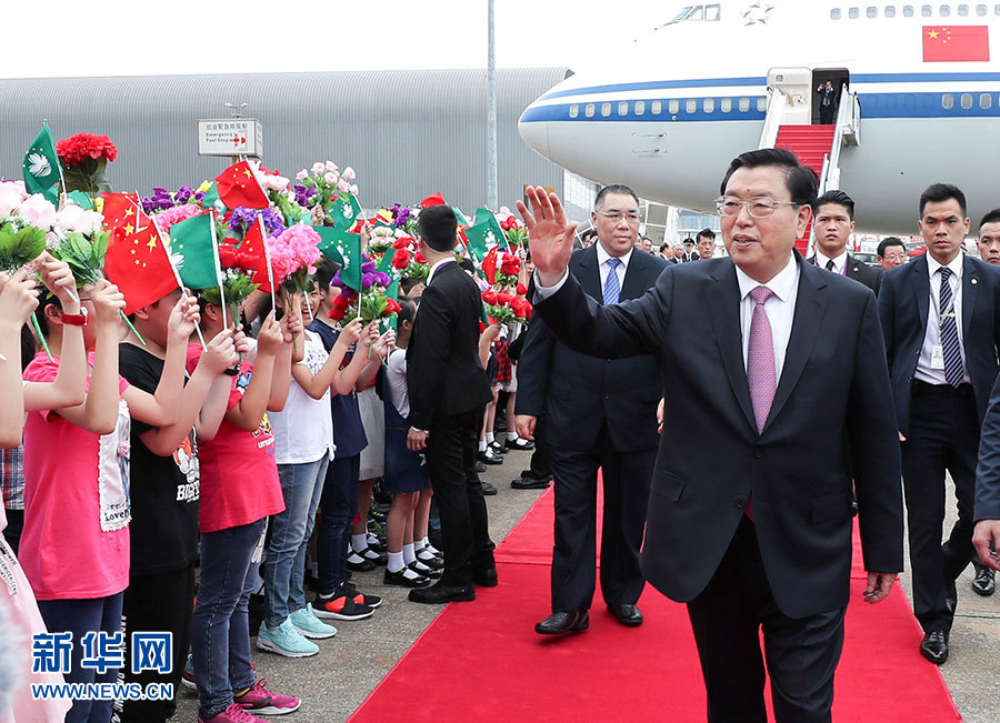 5月8日至10日，中共中央政治局常委、全國(guó)人大常委會(huì)委員長(zhǎng)張德江視察澳門特別行政區(qū)。這是5月8日，張德江抵達(dá)澳門國(guó)際機(jī)場(chǎng)。 新華社記者龐興雷 攝 
