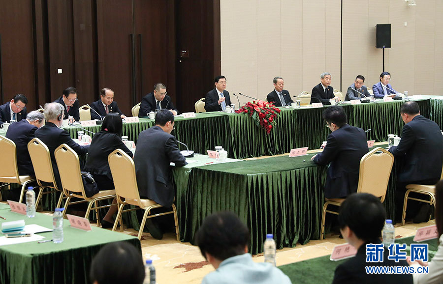 5月8日至10日，中共中央政治局常委、全國(guó)人大常委會(huì)委員長(zhǎng)張德江視察澳門特別行政區(qū)。這是5月10日，張德江與教育工作者和學(xué)生代表座談。新華社記者 龐興雷 攝