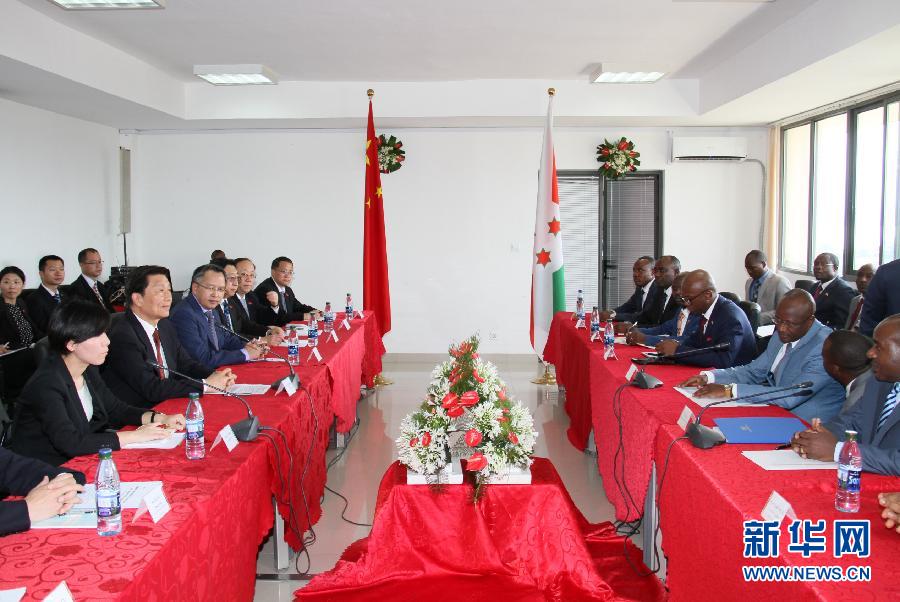 5月11日，中國(guó)國(guó)家副主席李源潮在布瓊布拉與布隆迪第一副總統(tǒng)辛迪姆沃和第二副總統(tǒng)布托雷舉行會(huì)談。 新華社記者呂天然攝 