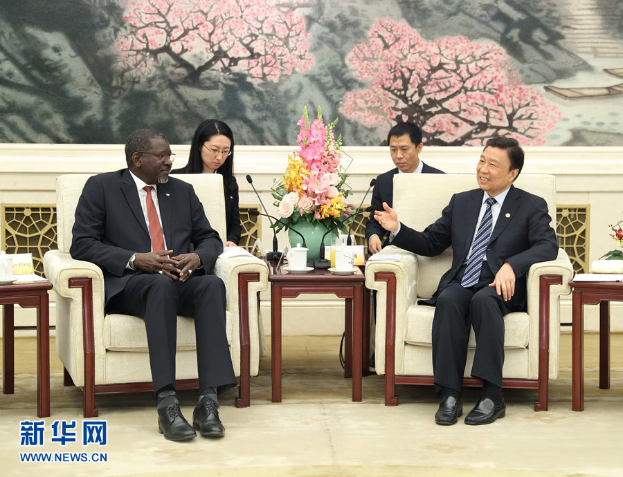 5月15日，國家副主席、中國紅十字會(huì)名譽(yù)會(huì)長李源潮在北京會(huì)見來華出席“一帶一路”國際合作高峰論壇的紅十字會(huì)與紅新月會(huì)國際聯(lián)合會(huì)秘書長阿西。新華社記者 王曄 攝
