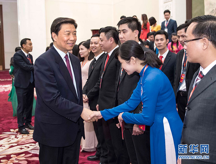 5月22日，中共中央政治局委員、國(guó)家副主席李源潮在北京會(huì)見越南胡志明共青團(tuán)中央書記處第一書記黎國(guó)鋒率領(lǐng)的越南青年代表團(tuán)。 新華社記者李濤 攝