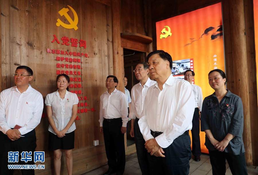 6月8日至10日，中共中央政治局常委、中央書記處書記劉云山在福建調(diào)研。這是6月9日，劉云山專程來到政和縣石圳村，深入了解廖俊波的事跡。新華社記者 劉衛(wèi)兵 攝