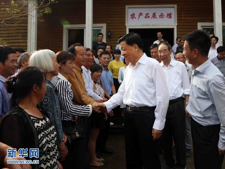 6月8日至10日，中共中央政治局常委、中央書記處書記劉云山在福建調(diào)研。這是6月9日，劉云山在周寧縣上洋村與村民親切交談。新華社記者 劉衛(wèi)兵 攝