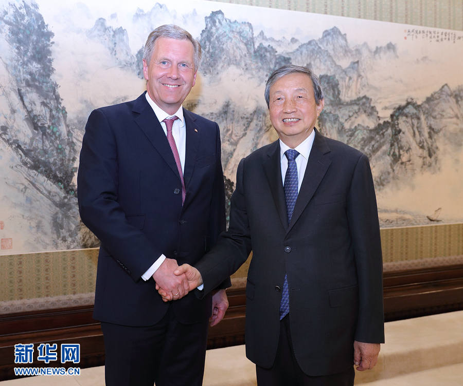 6月13日，國務(wù)院副總理馬凱在北京中南海紫光閣會(huì)見德國前總統(tǒng)、全球中小企業(yè)聯(lián)盟全球主席武爾夫。 新華社記者 王曄 攝 