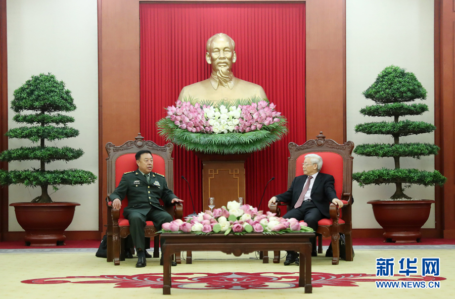 6月18日，在越南首都河內(nèi)，正在越南訪問的中央軍委副主席范長龍（左）會見越共中央總書記阮富仲。 新華社發(fā)（李曉偉攝） 