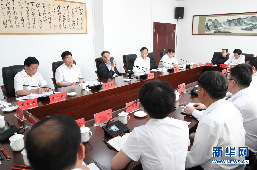6月20日至22日，中共中央政治局常委、中央紀(jì)委書(shū)記王岐山在貴州省檢查紀(jì)檢監(jiān)察工作。這是6月21日，王岐山在修文縣委紀(jì)委座談會(huì)上講話。新華社記者 王曄 攝