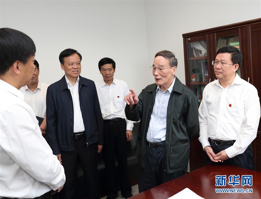 6月20日至22日，中共中央政治局常委、中央紀(jì)委書(shū)記王岐山在貴州省檢查紀(jì)檢監(jiān)察工作。這是6月21日，王岐山在省紀(jì)委與紀(jì)檢監(jiān)察干部親切交流。新華社記者 王曄 攝