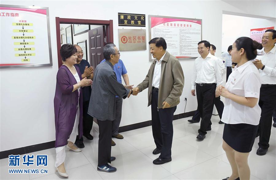 6月22日至24日，中共中央政治局常委、中央書(shū)記處書(shū)記劉云山在遼寧調(diào)研。這是6月23日，劉云山在錦州市西街社區(qū)與干部群眾深入交流。新華社記者 張鐸 攝
