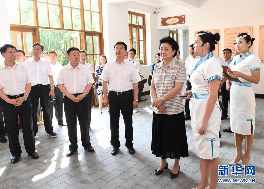6月25日，全國民族團結(jié)進步創(chuàng)建經(jīng)驗交流現(xiàn)場會在內(nèi)蒙古興安盟召開，中共中央政治局委員、國務(wù)院副總理劉延?xùn)|出席會議并講話。在內(nèi)蒙古期間，劉延?xùn)|考察內(nèi)蒙古人民代表會議舊址即“五一會址”，深入社區(qū)看望各族干部群眾。這是劉延?xùn)|考察“五一會址”。新華社記者 陳曄華 攝