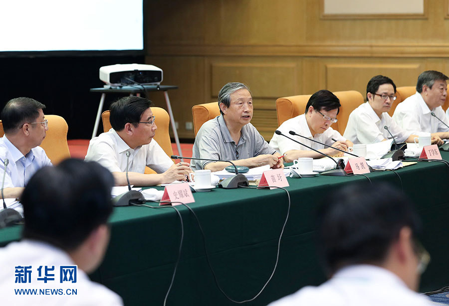 近日，中共中央政治局委員、國(guó)務(wù)院副總理馬凱在北京調(diào)研新能源汽車(chē)產(chǎn)業(yè)發(fā)展。這是7月4日，馬凱在北京深入新能源汽車(chē)充換電設(shè)施、充電服務(wù)平臺(tái)、分時(shí)租賃等單位調(diào)研，并主持召開(kāi)推廣應(yīng)用座談會(huì)。新華社記者 龐興雷 攝