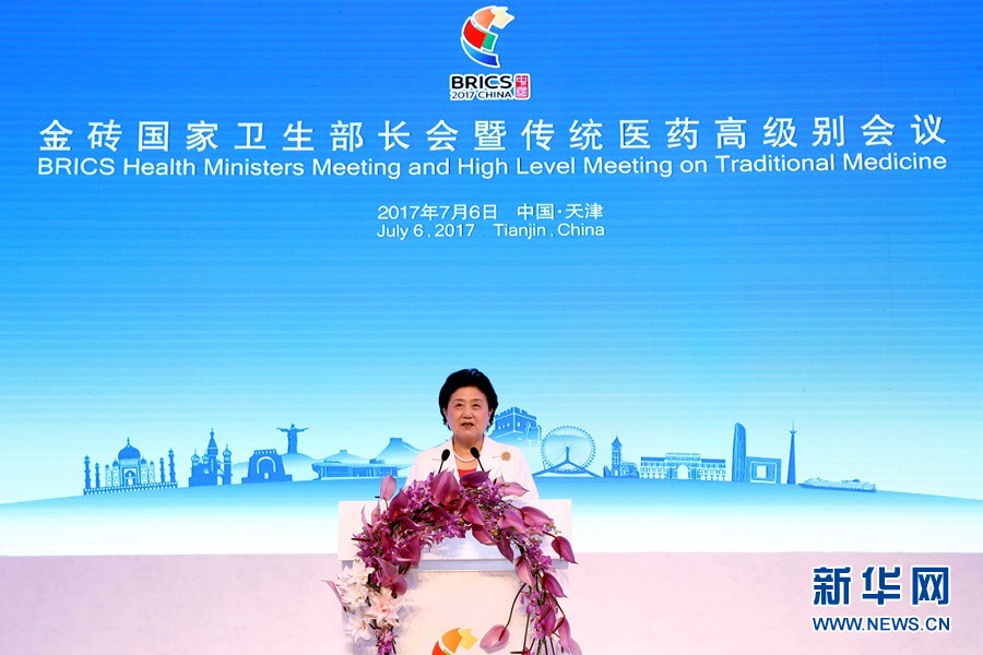 7月6日，金磚國家衛(wèi)生部長會暨傳統(tǒng)醫(yī)藥高級別會議在天津開幕。國家主席習(xí)近平發(fā)來賀信，對會議召開表示祝賀。國務(wù)院副總理劉延?xùn)|在開幕式上宣讀習(xí)近平的賀信并發(fā)表主旨演講。新華社記者 張玉薇 攝