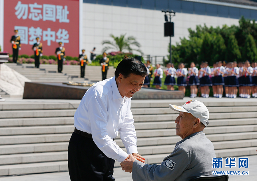 7月7日，紀(jì)念全民族抗戰(zhàn)爆發(fā)80周年儀式在中國人民抗日戰(zhàn)爭紀(jì)念館舉行。中共中央政治局常委、中央書記處書記劉云山出席儀式并講話。這是儀式開始前，劉云山與老八路代表握手。新華社記者崔新鈺攝