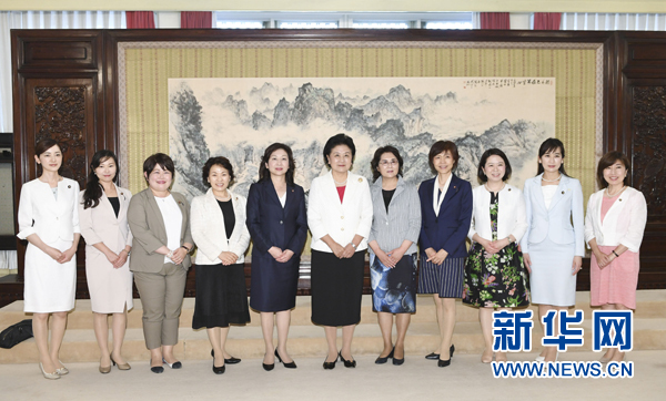 　　7月12日，國務(wù)院副總理劉延?xùn)|在北京會見以日本自民黨前總務(wù)會長野田圣子為首的日本執(zhí)政黨女國會議員代表團(tuán)一行。 新華社記者 高潔 攝