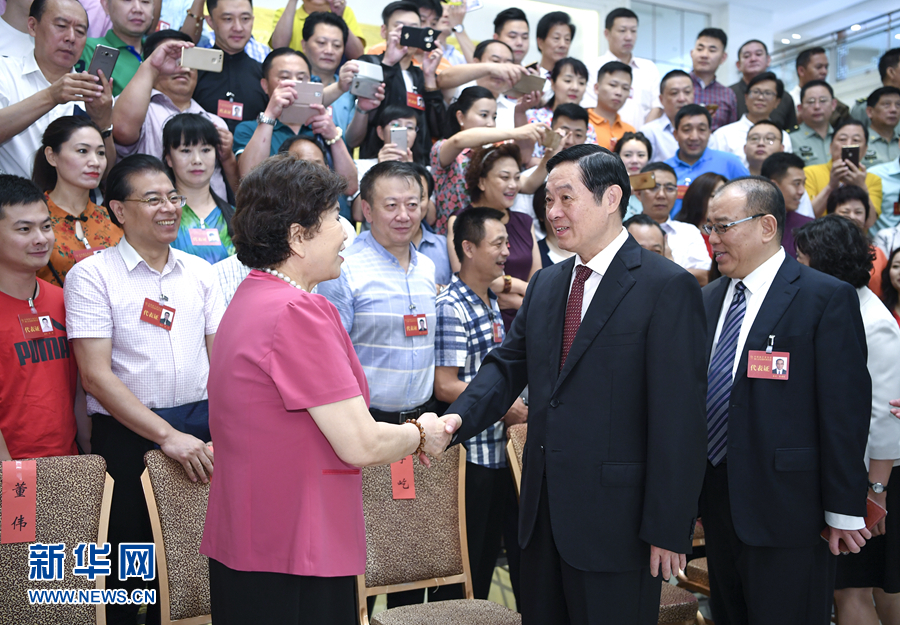 7月19日，中國(guó)曲藝家協(xié)會(huì)第八次全國(guó)代表大會(huì)在北京召開(kāi)。中共中央政治局委員、中央書(shū)記處書(shū)記、中宣部部長(zhǎng)劉奇葆出席開(kāi)幕式并講話。這是開(kāi)幕式前，劉奇葆接見(jiàn)與會(huì)代表。新華社記者 張領(lǐng) 攝