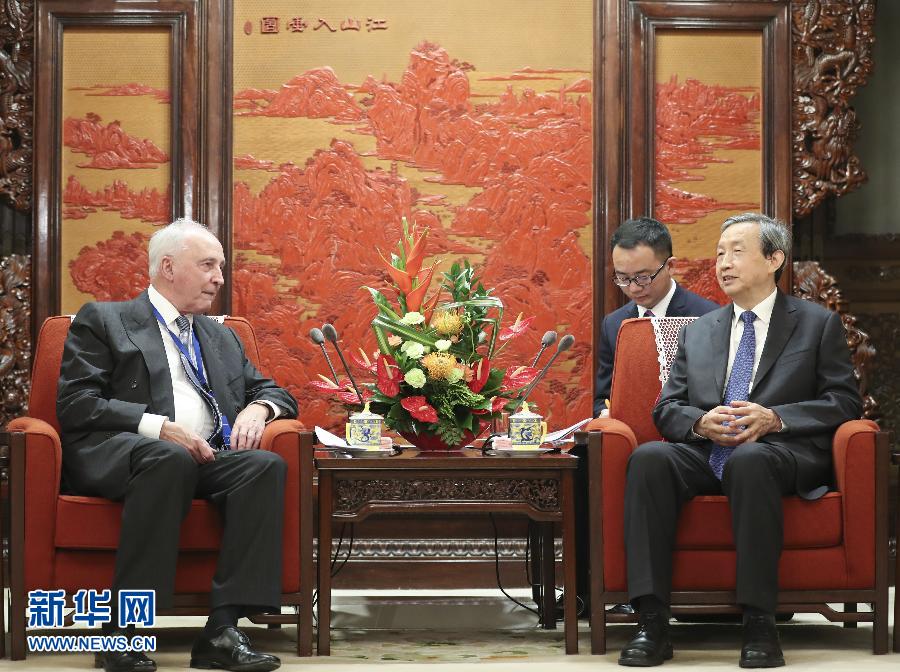 7月20日，國務(wù)院副總理馬凱在北京中南海紫光閣會(huì)見以澳大利亞前總理基廷為主席的國家開發(fā)銀行國際顧問委員會(huì)成員。 新華社記者丁林?jǐn)z