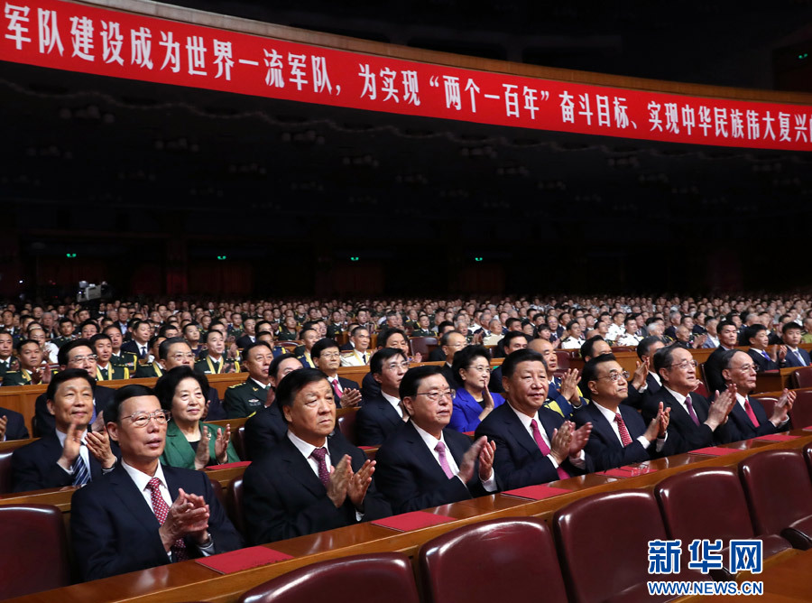 7月28日，慶祝中國人民解放軍建軍90周年文藝晚會《在黨的旗幟下》在北京人民大會堂舉行。中共中央總書記、國家主席、中央軍委主席習(xí)近平和李克強、張德江、俞正聲、劉云山、王岐山、張高麗等黨和國家領(lǐng)導(dǎo)人，與首都3000多名各界群眾一起觀看演出。新華社記者 馬占成 攝