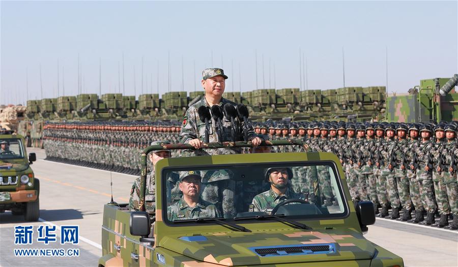 7月30日上午，慶祝中國人民解放軍建軍90周年閱兵在朱日和聯(lián)合訓(xùn)練基地隆重舉行。中共中央總書記、國家主席、中央軍委主席習(xí)近平檢閱部隊并發(fā)表重要講話。這是習(xí)近平乘車檢閱部隊。新華社記者 李剛 攝