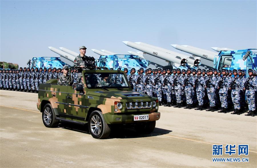 7月30日上午，慶祝中國人民解放軍建軍90周年閱兵在朱日和聯(lián)合訓(xùn)練基地隆重舉行。中共中央總書記、國家主席、中央軍委主席習(xí)近平檢閱部隊并發(fā)表重要講話。這是習(xí)近平乘車檢閱部隊。新華社記者 李濤 攝