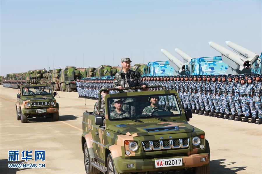 7月30日上午，慶祝中國人民解放軍建軍90周年閱兵在朱日和聯(lián)合訓(xùn)練基地隆重舉行。中共中央總書記、國家主席、中央軍委主席習(xí)近平檢閱部隊并發(fā)表重要講話。這是習(xí)近平乘車檢閱部隊。新華社記者 李剛 攝